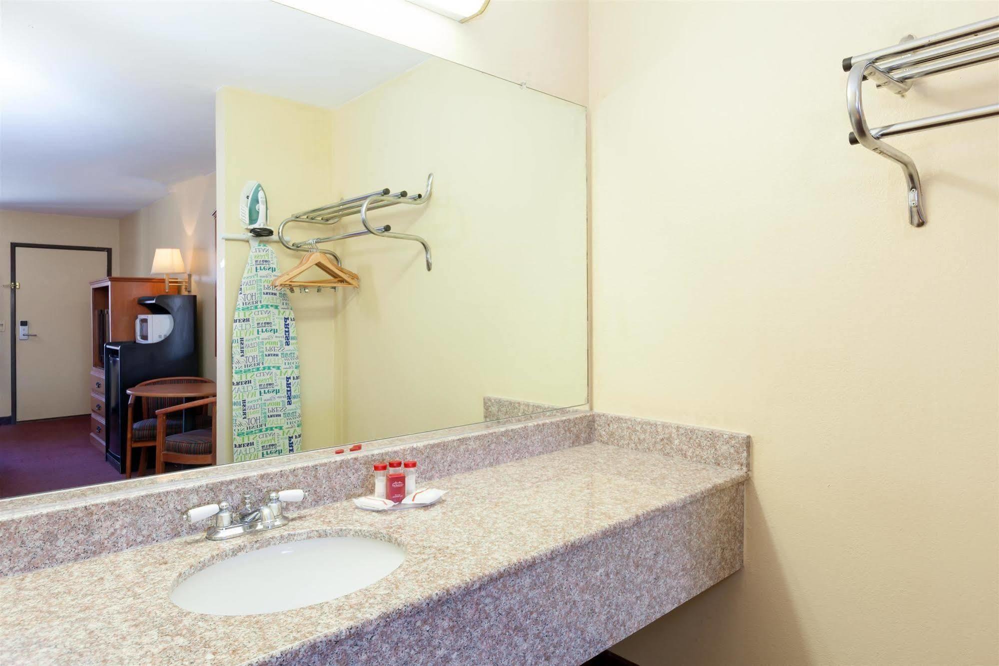 America'S Best Value Inn & Suites Bakersfield Central Zewnętrze zdjęcie